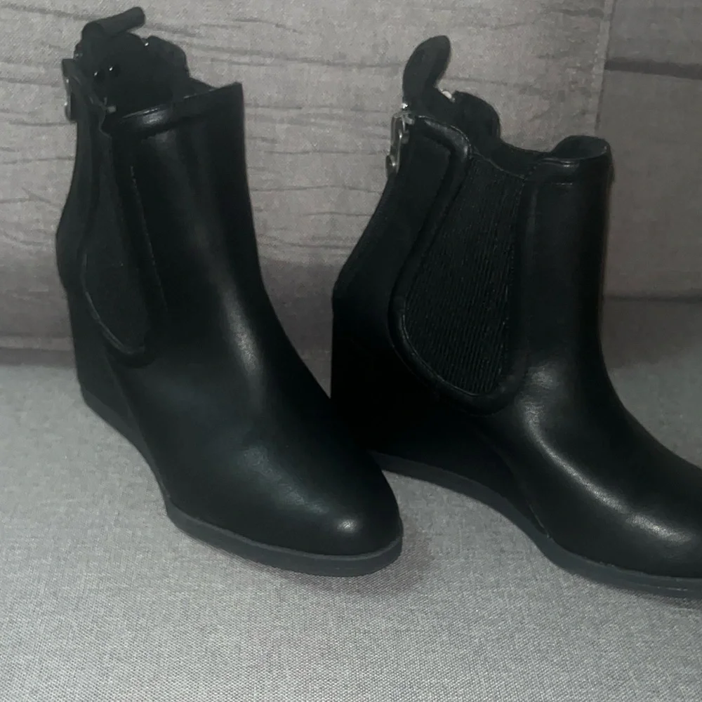 Blowfish Malibu Praline (Women's) Black Wedge Ankle Boots
